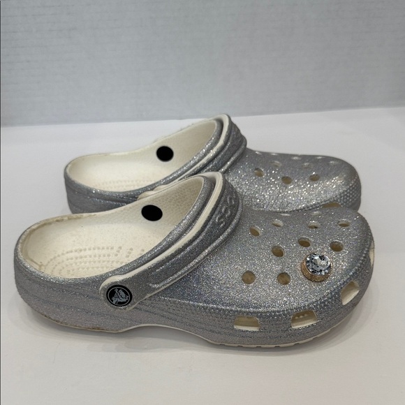 CROCS Women’s Silver Sparkle Clogs Size 7 - Picture 2 of 11